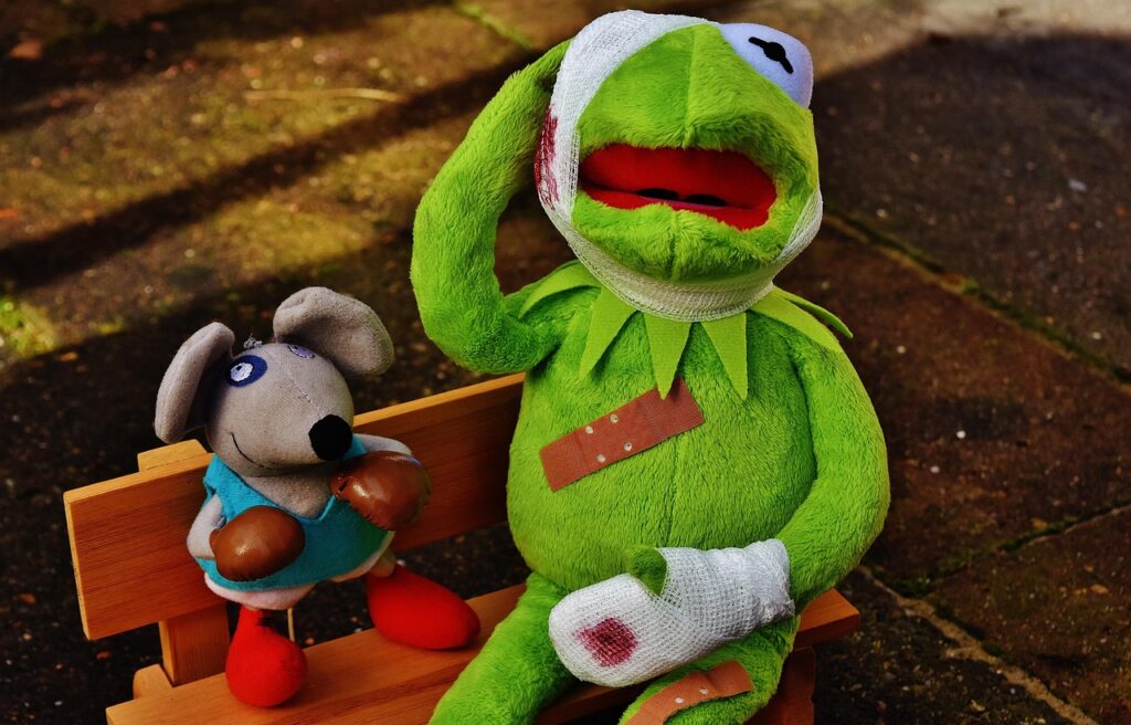 kermit, mouse, stuffed animal, boxing match, injured, nature, association, frog, fun, toy, animal, figure, plush, children, funny, cute, cuddly toy, fabric figure, boxing, lose winner, children's toys, pavement, to sit, bank